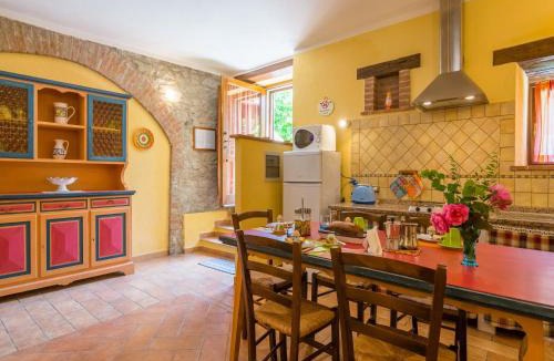 Monteluiano House | Farmhouse in hilly area in Gubbio with pool