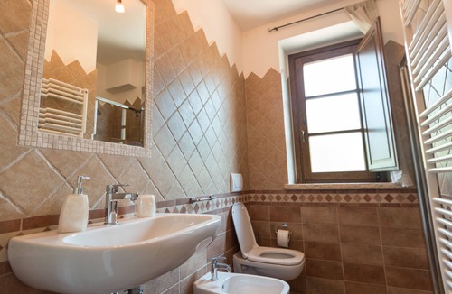 Assisi House | Farmhouse nestled in the green hills of Parco del Monte Subasio