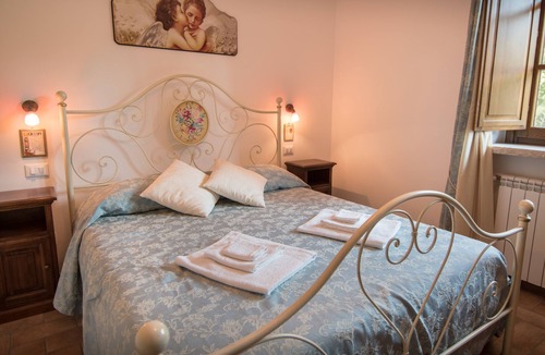 Assisi House | Farmhouse nestled in the green hills of Parco del Monte Subasio