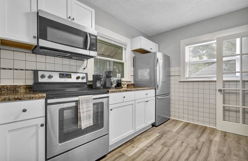 Lansing House | Farmhouse-style | 3 Bdrm | 6 Mins to MSU Campus