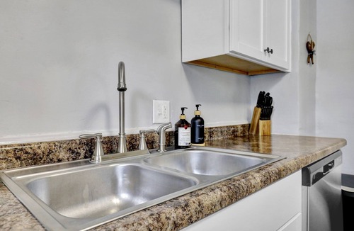 Lansing House | Farmhouse-style | 3 Bdrm | 6 Mins to MSU Campus
