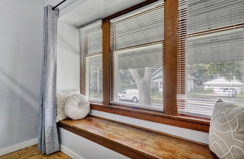 Lansing House | Farmhouse-style | 3 Bdrm | 6 Mins to MSU Campus