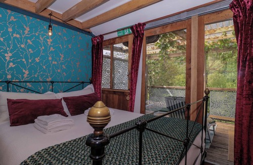 Chepstow Cottage | FERRYMAN'S LODGE, romantic, character holiday cottage in Brockweir