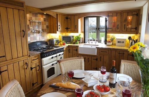 Pershore Cottage | Field Cottage is a picture-book thatched cottage with many period features