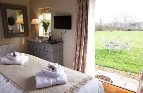 Pershore Cottage | Field Cottage is a picture-book thatched cottage with many period features