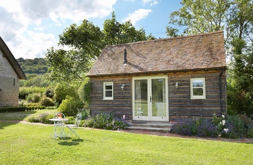 Pershore Cottage | Field Cottage is a picture-book thatched cottage with many period features