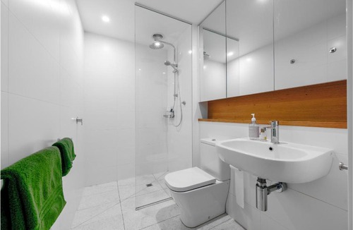 Fitzroy Apartment | Fitzroy Pad - Secure Parking, Balcony & Wi-Fi