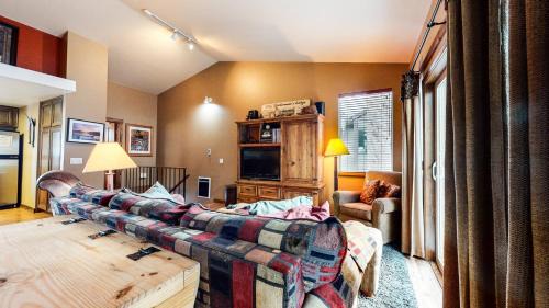 Mammoth Lakes Apartment | Forest Creek 28 Rustic Updated Condo