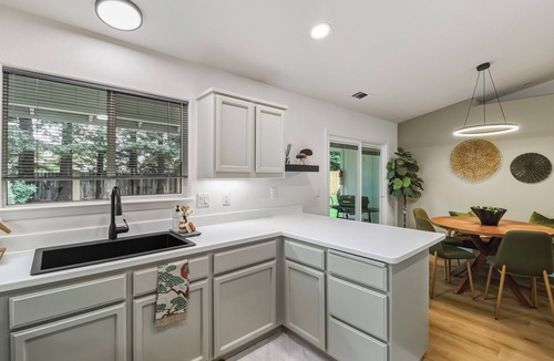 Redding House | Forest Homes Retreat – Mid-Century Modern Comfort in the Heart of Redding