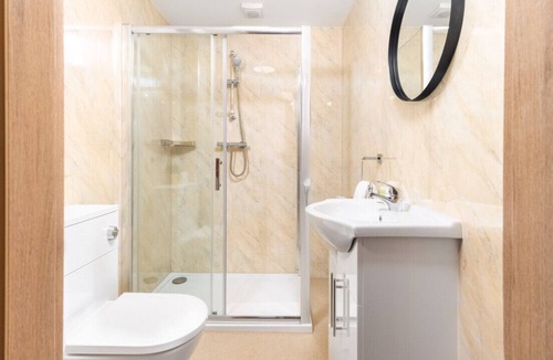 Stourbridge Apartment | Four Apartments - Parking - Stourbridge