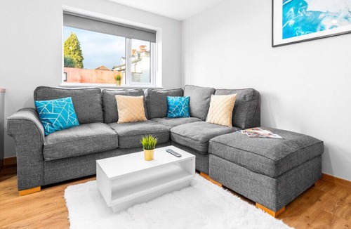 Stourbridge Apartment | Four Apartments - Parking - Stourbridge