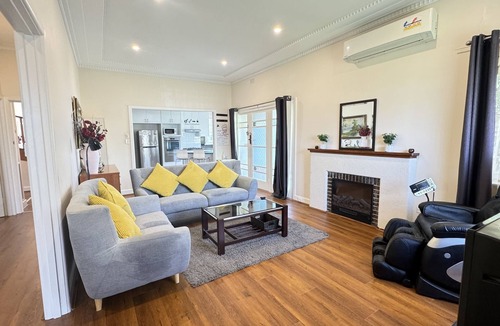 Bentleigh House | Four Season Home 家四季 - Large house for big groups, close drive to the beach!