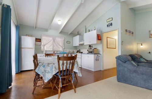 Lakes Entrance House | Four Sisters: Cosy beach home, close to the ocean