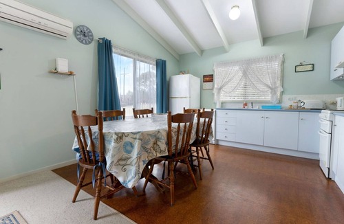 Lakes Entrance House | Four Sisters: Cosy beach home, close to the ocean