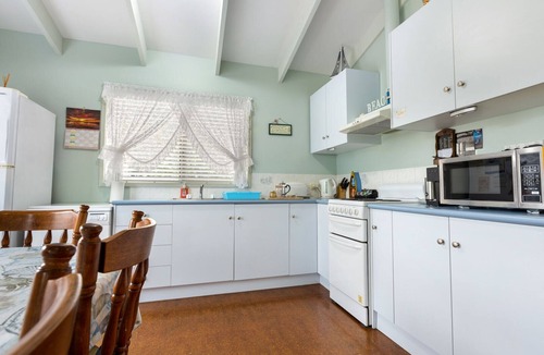 Lakes Entrance House | Four Sisters: Cosy beach home, close to the ocean