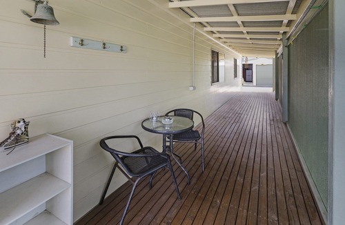 Lakes Entrance House | Four Sisters: Cosy beach home, close to the ocean