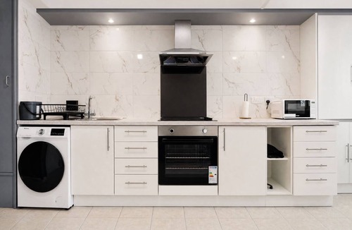 Oxford Apartment | Free Parking Spacious 2BR Sleeps 5 - Families & Contractors
