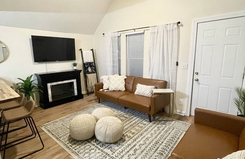 Bowling Green House | Fully remodeled chic & cozy home 2 bedroom home