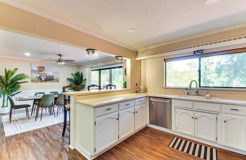 Groveland Cottage | Game Room + Bar: Wooded Pine Mountain Lake Retreat