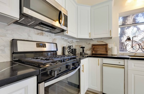 Pine Mountain Club House | Game Room & Deck: Modern Frazier Park Home!
