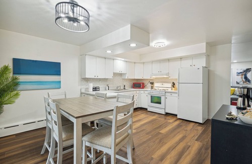 Michigan City House | Game room/Hot Tub/Pet Friendly/Big Groups 20+