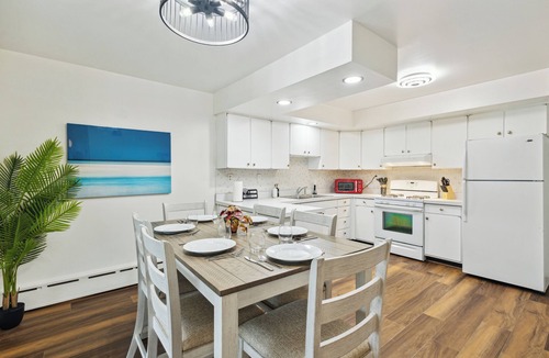 Michigan City House | Game room/Hot Tub/Pet Friendly/Big Groups 20+