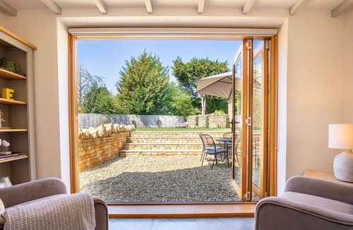 Chipping Campden Cottage | Garden Cottage - a classic thatched cottage in Broad Campden, Sleeps 6 in 3 bedrooms