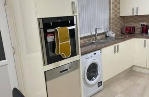 Oldbury House | Gated home close to Birmingham City Centre