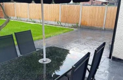 Oldbury House | Gated home close to Birmingham City Centre