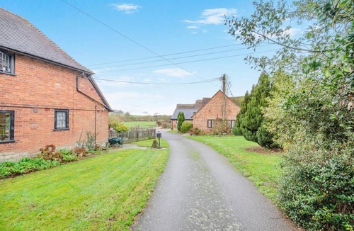Quedgeley Cottage | 1 Bed in Stratford-upon-Avon (oc-g34446)