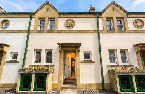 Upper Town Villa | Georgian Townhouse for 4 · 2 En-Suites & Free Parking · Steps to The Circus