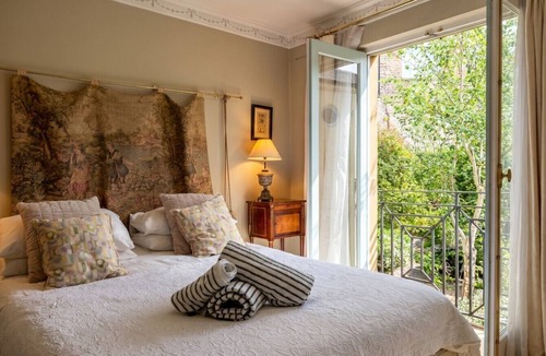 Upper Town Villa | Georgian Townhouse for 4 · 2 En-Suites & Free Parking · Steps to The Circus
