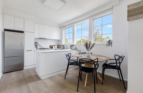St. Kilda East Apartment | Golden Alma - A Radiant Escape between City & Sand