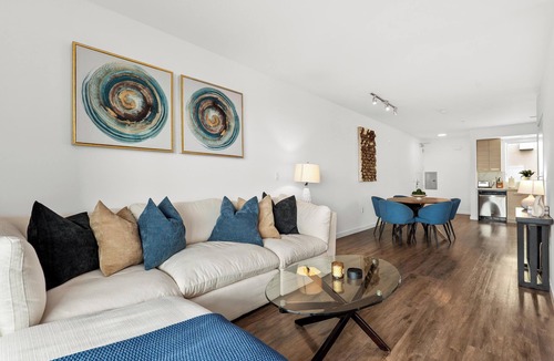 Pico Bed & Breakfast | Golden Hour' Penthouse Retreat Beach Walk to Pier, Promenade 2 Balconies PoolGym