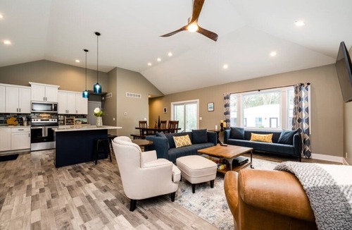Union Pier House | Gorgeous Union Pier Cottage With Guest House & New Hot Tub!