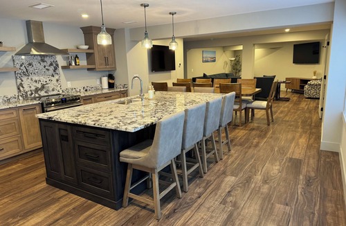 Traverse City Condo | GRAND TRAVERSE GETAWAY Downtown luxury condo 3 blocks from the beach, sleeps 16.
