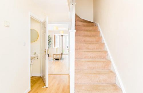 Tipton House | Great 4 bed house in Black Country