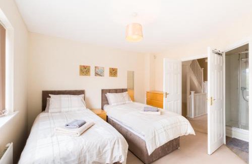 Tipton House | Great 4 bed house in Black Country