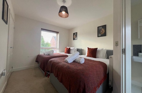 Cradley Apartment | Great Ambience 3-Bedroom for Groups & Contractors