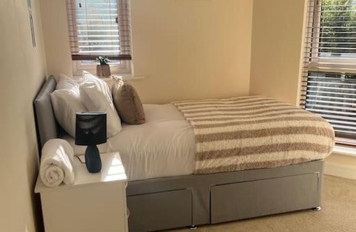 Cradley Apartment | Great Ambience 3-Bedroom for Groups & Contractors