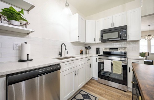 Meridian-Kessler Apartment | Group-Friendly 4BR Near Central Indy & Fairgrounds~Two Apartments