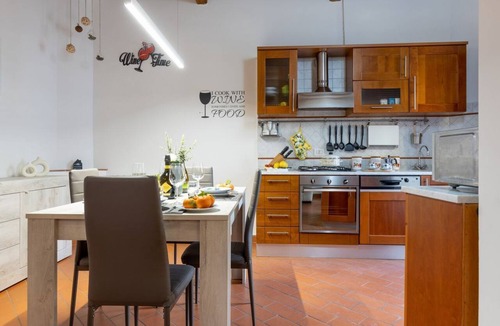 Pisa Apartment | GuestHost - Charming 70 sqm apartment, able to comfortably accommodate up to 4 people, located on the first floor of a building without a lift in Piazza Artigiani. The property is located in an area characterized by the best neighborhood shops, just 200