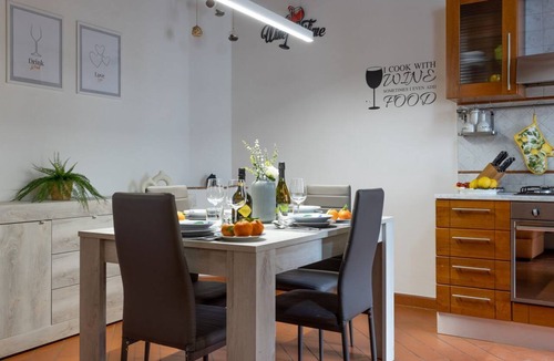 Pisa Apartment | GuestHost - Charming 70 sqm apartment, able to comfortably accommodate up to 4 people, located on the first floor of a building without a lift in Piazza Artigiani. The property is located in an area characterized by the best neighborhood shops, just 200