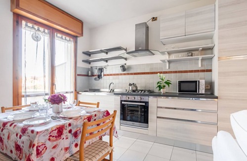 Pisa Apartment | GuestHost - Cozy and bright apartment of 60 sqm, ideal for 3 people, located on the first floor of a building with elevator (not suitable for disabled people). The accommodation is located in a quiet neighborhood with all the main services: bars, restaur