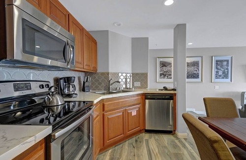 Avalon Condo | H246: Modern 2B|2B Villa WITH VIEWS FROM ALL ROOMS + 6 seater cart + 14 steps!