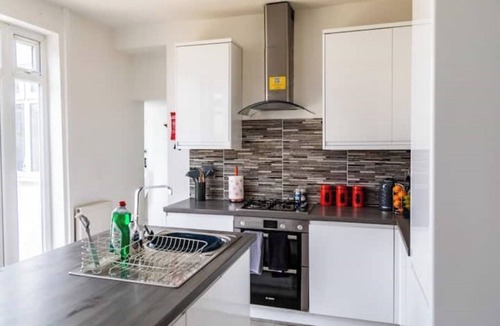 Hagley House | Hagley Home Large Detached 4 Bed Driveway