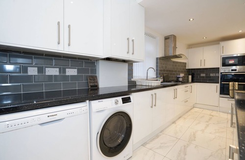 Quinton House | HAGLEY ROAD WEST. 5 BEDROOMS HOUSE with 7 beds SLEEPS 7-10
