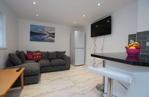 Quinton House | HAGLEY ROAD WEST. 5 BEDROOMS HOUSE with 7 beds SLEEPS 7-10