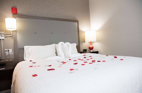 Toledo Hotel | Hampton Inn Toledo/Oregon