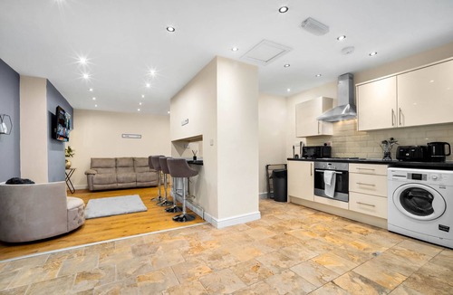 Birmingham House | Harborne House 4 bedroom Contractor Qe Hospital